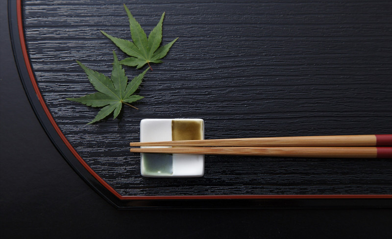 市松模様の箸置きに置かれた赤い箸